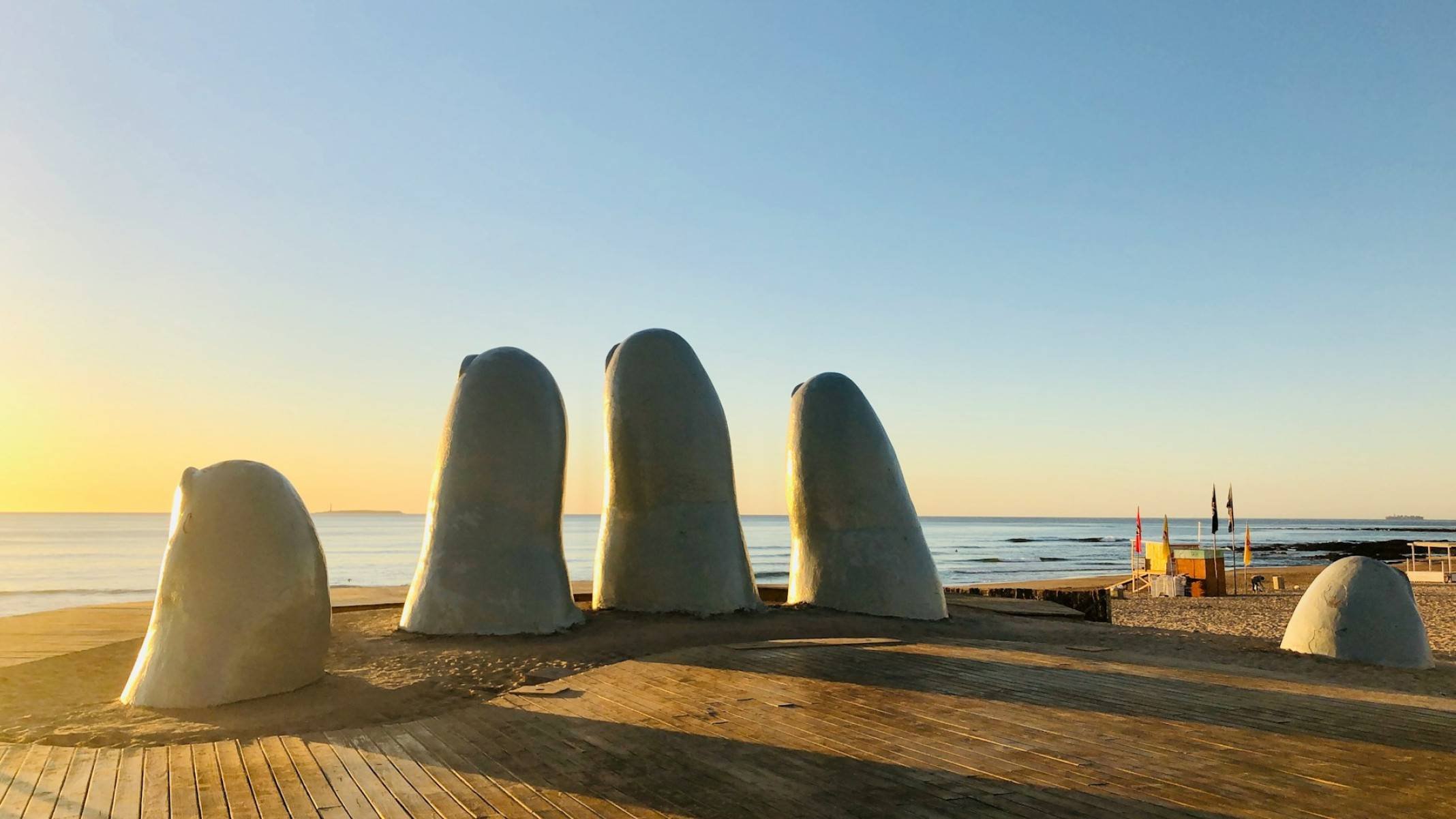 Escultura La Mano (Los Dedos) está localizada Playa Brava, em Punta del Este. Obra do artista chileno Mario Irarrázabal 
-Jared Schwitzke/Unsplash