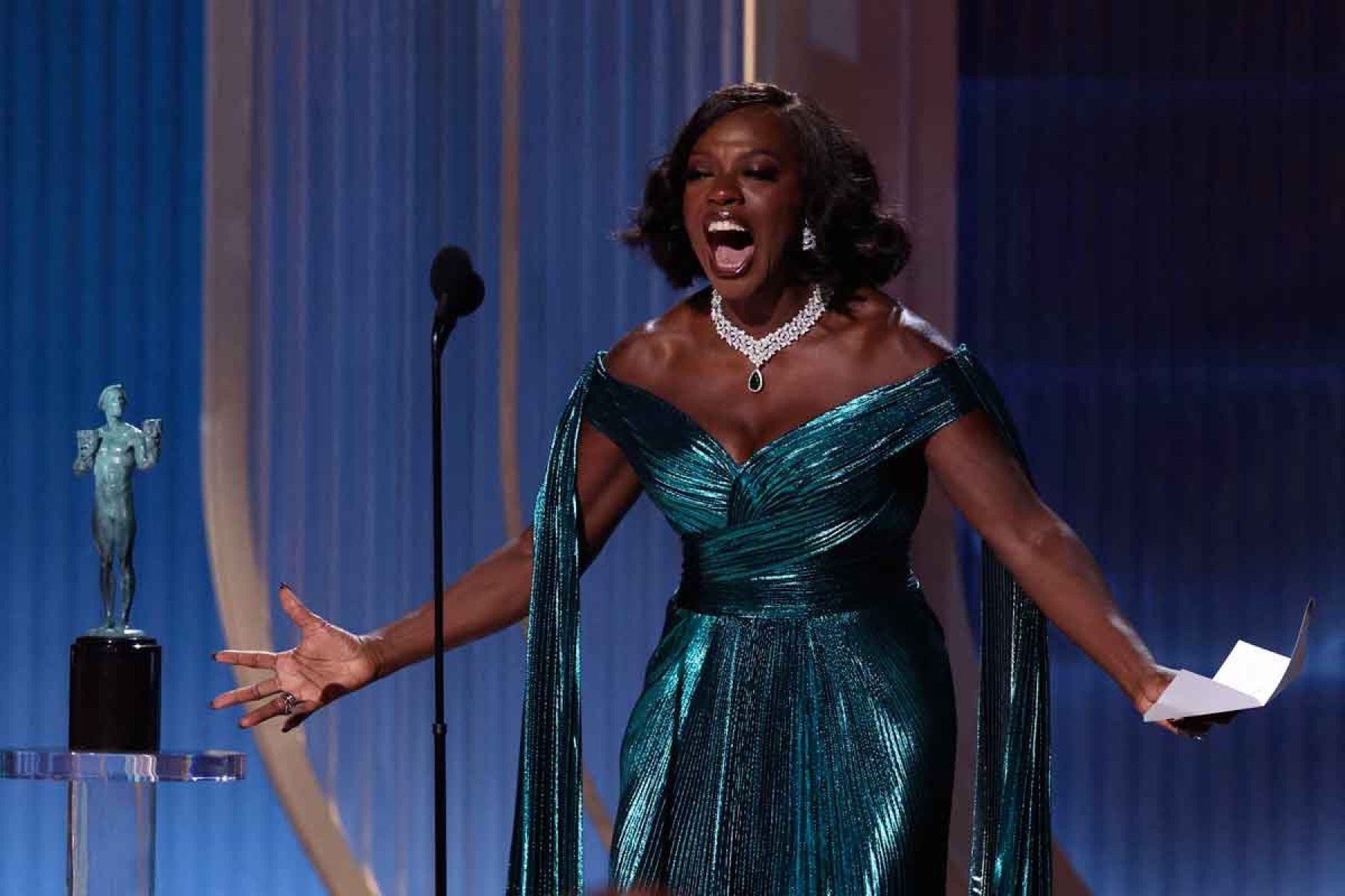 Viola Davis, de bra&ccedil;os abertos, comemora a vit&oacute;ria de Michael B. Jordan ap&oacute;s anunciar o nome dele como vencedor do Actor Awards