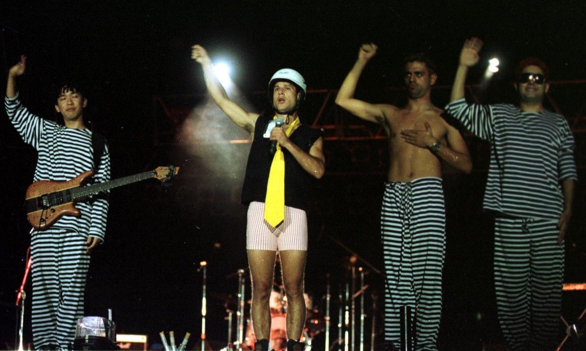 Mamonas Assassinas em show, capturando a irrever&ecirc;ncia que os tornou &iacute;cones da m&uacute;sica brasileira, tema dos 30 anos de legado. -  (crédito:  Tina Coelho/CBPress)