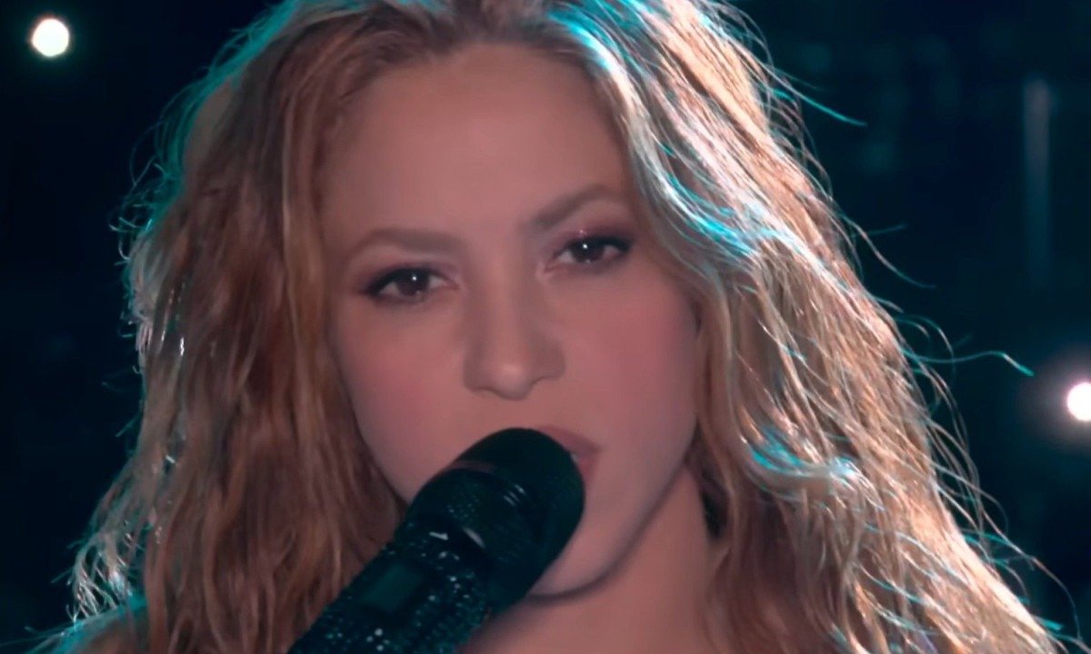 <p>Shakira – A cantora colombiana também enfrentou resistência inicial no Brasil, mas, após se consolidar como popstar global, rompeu as limitações do mercado latino. Hoje é uma das artistas latinas de maior sucesso no país, com forte identificação com o público brasileiro e um histórico consistente de apresentações. Em 2026, foi confirmada como atração do evento “Todo Mundo no Rio”, com um megashow gratuito em Copacabana.</p>
 -  (crédito: Reprodução Youtube)