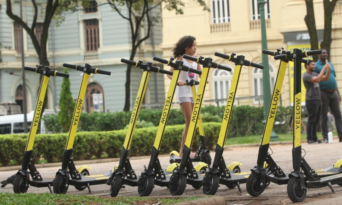 Aluguel de patinetes elétricos já foi comum em BH: na foto, de 2019, veículos são dispobibilizados na praca da Liberdade, na Região Centro-Sul
- (crédito: Jair Amaral/EM/D.A Press )