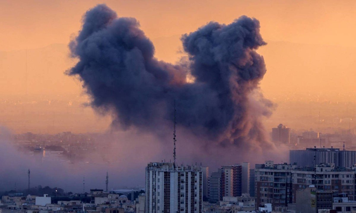Coluna de fumaça se eleva após um ataque à capital iraniana, Teerã, em 3 de março de 2026 -  (crédito: ATTA KENARE / AFP)
