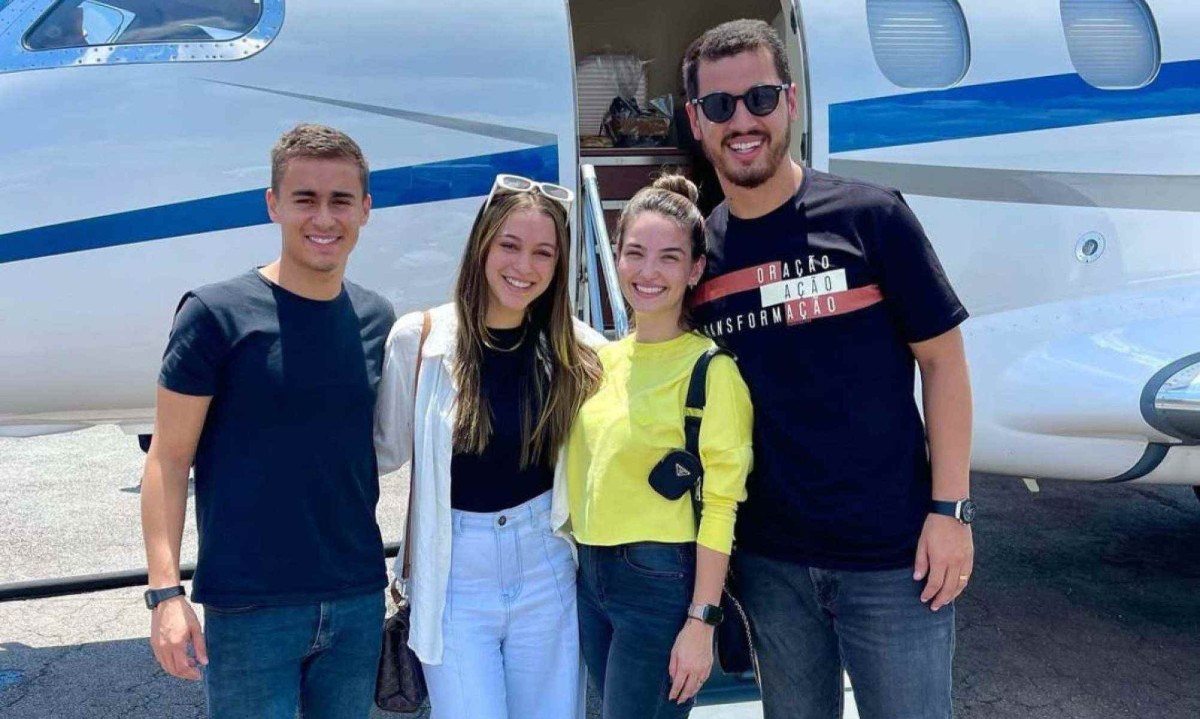 Nikolas ao lado de Batista, da mulher do pastor, Mariel, e da influenciadora cristã Jey Reis - (crédito: Reprodução/Redes Sociais)