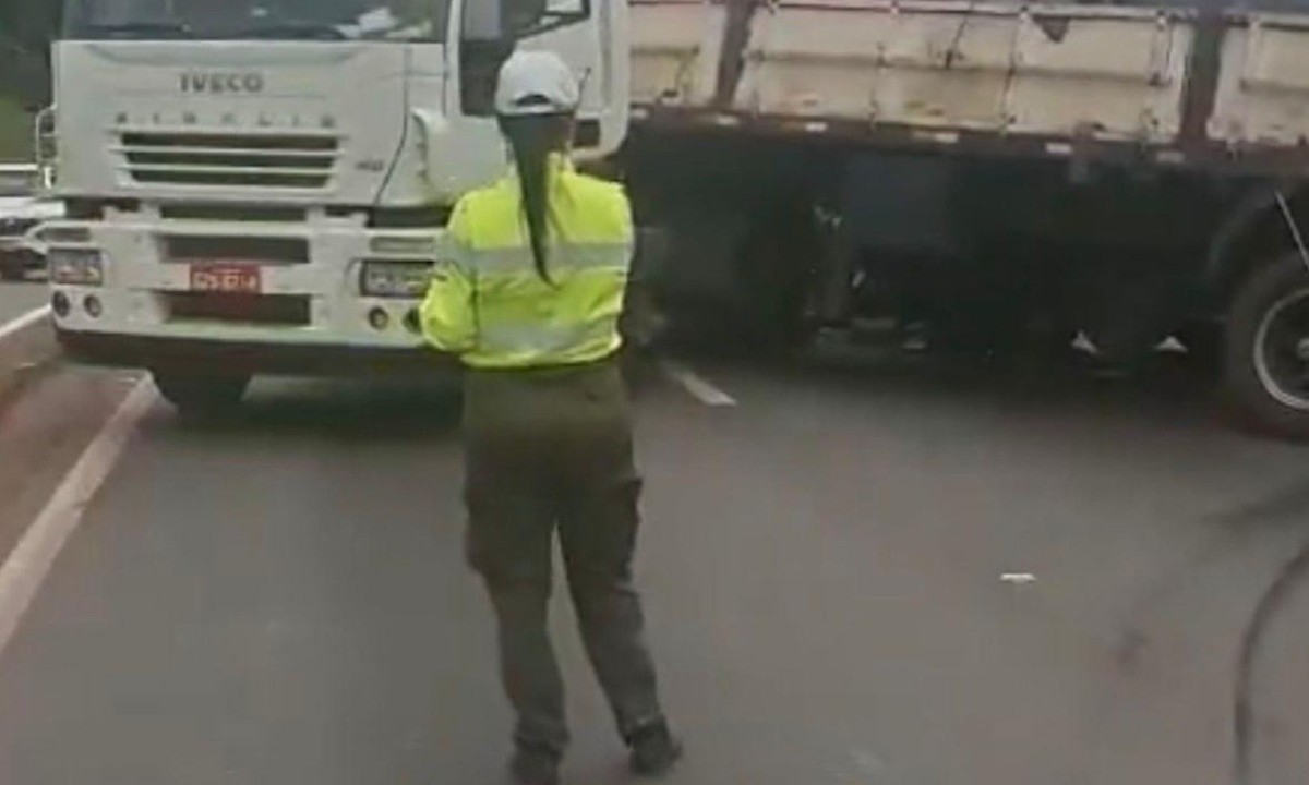 Após a colisão, os veículos ficaram atravessadas na pista. Um dos veículos de carga pesada transportava tubos, e há risco da carga se desprender e cair na pista - (crédito: BHTrans/ Divulgação)