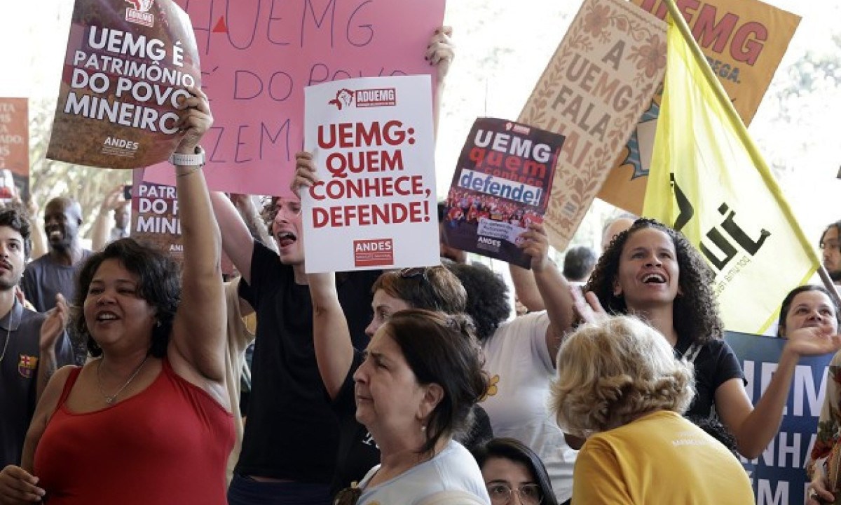 Estudantes e professores protestam contra federalização da Uemg - (crédito: Guilherme Bergamini/ALMG)