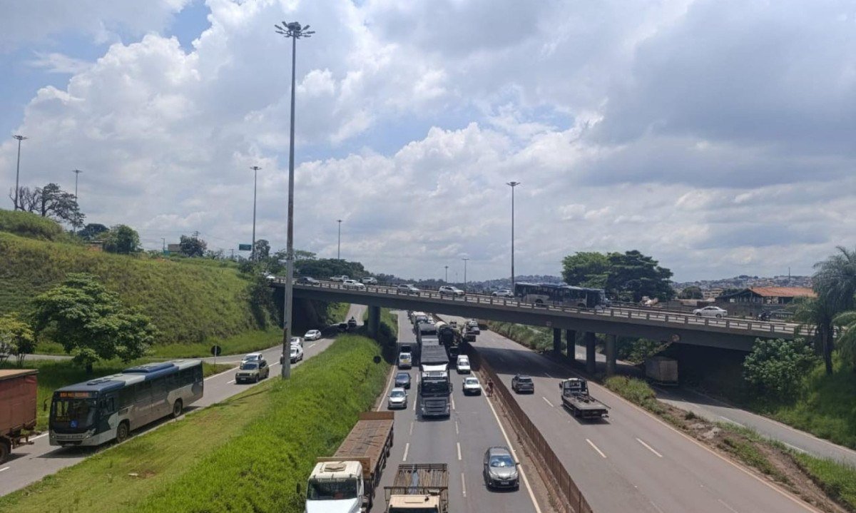 A batida aconteceu por volta das 10h40, e a pista foi liberada quase duas horas depois -  (crédito: Alexandre Guzanshe/EM/D.A. Press)