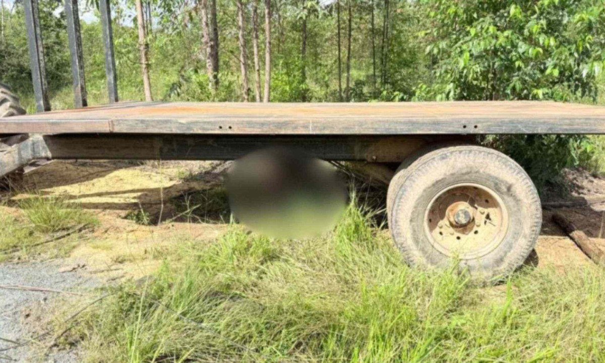 A corpora&ccedil;&atilde;o informou que o homem, morador de Pomp&eacute;u, estava realizando manuten&ccedil;&atilde;o com solda na ca&ccedil;amba quando ela caiu e acertou a cabe&ccedil;a dele -  (crédito: Reprodu&ccedil;&atilde;o CBMMG)