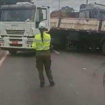 Acidente entre carretas interdita pista do Anel em BH sentido RJ - BHTrans/ Divulgação