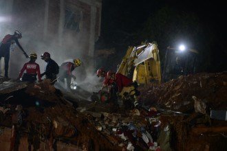 Buscas por sobreviventes no Bairro Parque Burnier, em Juiz de Fora 
     -  (crédito:  Tulio Santos/EM/D.A. Press.Juiz de Fora - 26/02/2026)
