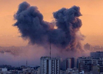 Coluna de fuma&ccedil;a se eleva ap&oacute;s um ataque &agrave; capital iraniana, Teer&atilde;, em 3 de mar&ccedil;o de 2026 -  (crédito: ATTA KENARE / AFP)