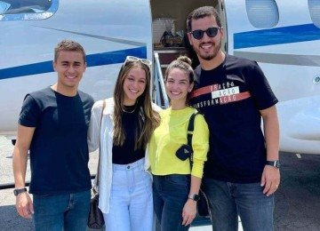 Nikolas ao lado de Batista, da mulher do pastor, Mariel, e da influenciadora cristã Jey Reis -  (crédito: Reprodução/Redes Sociais)