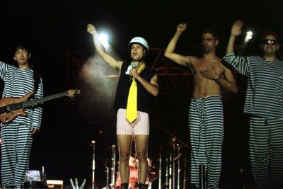 Mamonas Assassinas em show, capturando a irrever&ecirc;ncia que os tornou &iacute;cones da m&uacute;sica brasileira, tema dos 30 anos de legado. -  (crédito:  Tina Coelho/CBPress)