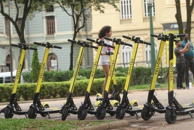 Aluguel de patinetes el&eacute;tricos j&aacute; foi comum em BH: na foto, de 2019, ve&iacute;culos s&atilde;o dispobibilizados na praca da Liberdade, na Regi&atilde;o Centro-Sul
       -  (crédito:  Jair Amaral/EM/D.A Press )