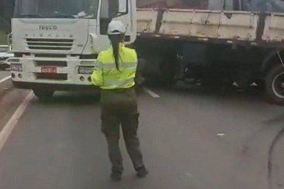 Após a colisão, os veículos ficaram atravessadas na pista. Um dos veículos de carga pesada transportava tubos, e há risco da carga se desprender e cair na pista -  (crédito: BHTrans/ Divulgação)