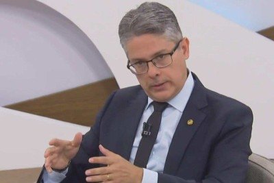 Senador Alessandro Vieira (MDB-SE) durante entrevista no Roda Viva -  (crédito: Reprodução/TV Cultura)