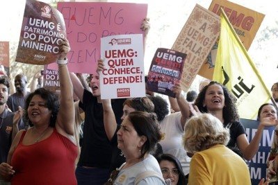 Estudantes e professores protestam contra federalização da Uemg -  (crédito: Guilherme Bergamini/ALMG)