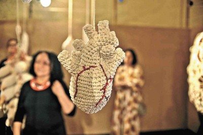 Com base em costuras, bordados e croch&ecirc;, a artista maranhense Marlene Barros criou as obras da mostra "Tecitura do feminino", atra&ccedil;&atilde;o com entrada franca no CCBB-BH, na Pra&ccedil;a da Liberdade -  (crédito: Leandro Couri/EM/D.A Press)
