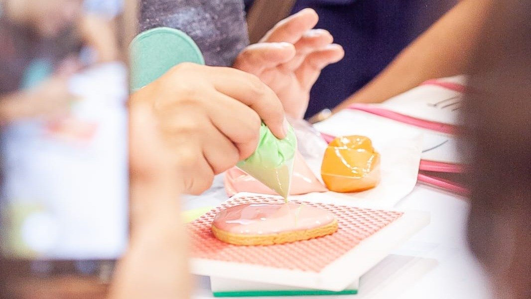 O Confeitar Brasil oferece diversas oficinas para confeiteiros aprimorarem t&eacute;cnicas de decora&ccedil;&atilde;o de doces. -  (crédito: Confeitar Brasil / divulga&ccedil;&atilde;o)