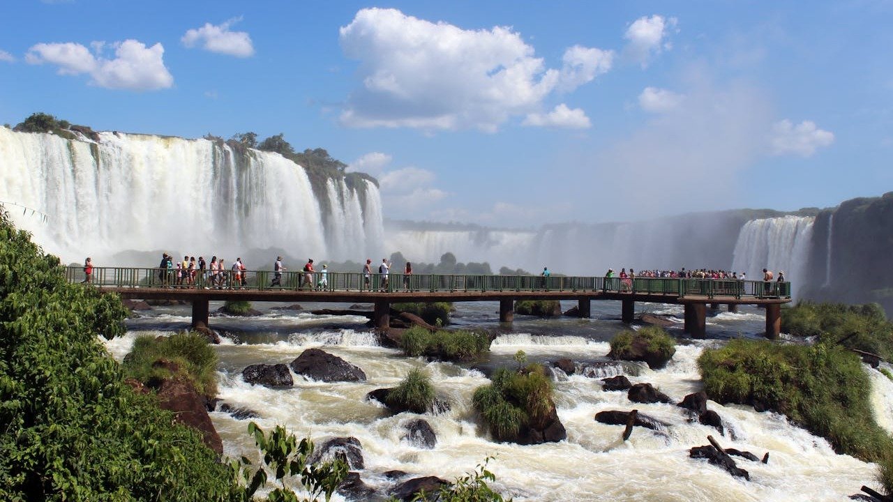 A for&ccedil;a das Cataratas do Igua&ccedil;u, que ter&aacute; seu volume de &aacute;gua potencializado pelo El Ni&ntilde;o, atrai visitantes de todo o mundo. -  (crédito: Norian Segatto/ Pexels)