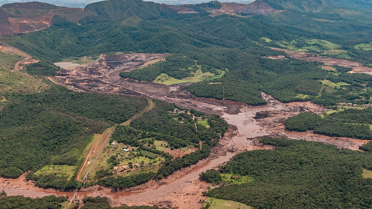 A lama de rejeitos ilustra o impacto devastador dos rompimentos de barragens que assombram Minas Gerais. -  (crédito: Ibama, CC BY-SA 2.0/ Wikimedia Commons)