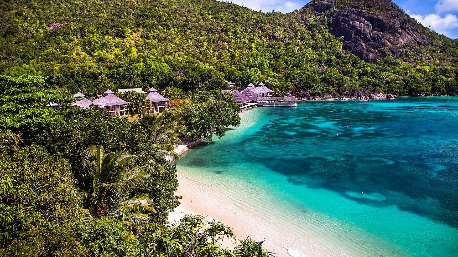 Praias de areia branca e &aacute;guas cristalinas, com op&ccedil;&otilde;es de hospedagem como a da imagem, definem o para&iacute;so de Seychelles. -  (crédito: By Le Domaine de la R&eacute;serve - Own work, CC BY-SA 4.0)