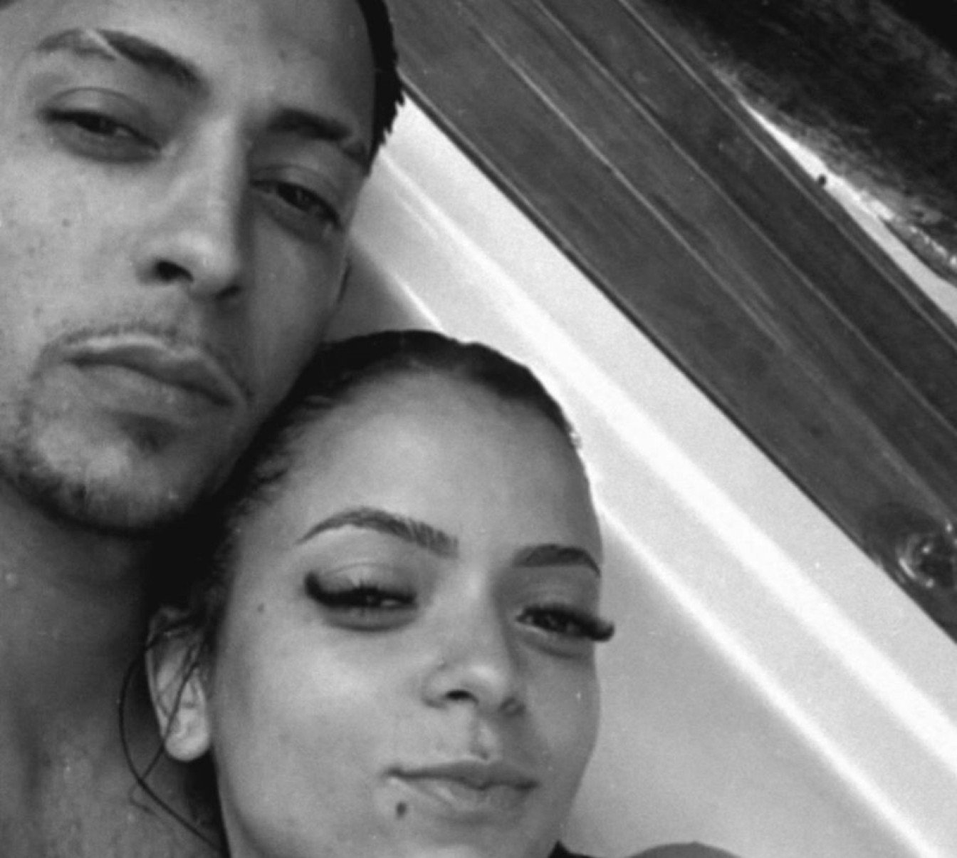 Raoni Junior, de 24 anos, e Sarah Ramos, de 23, estavam andando de moto quando o ve&iacute;culo tombou e colidiu com um carro em Brumal, distrito de Santa B&aacute;rbara