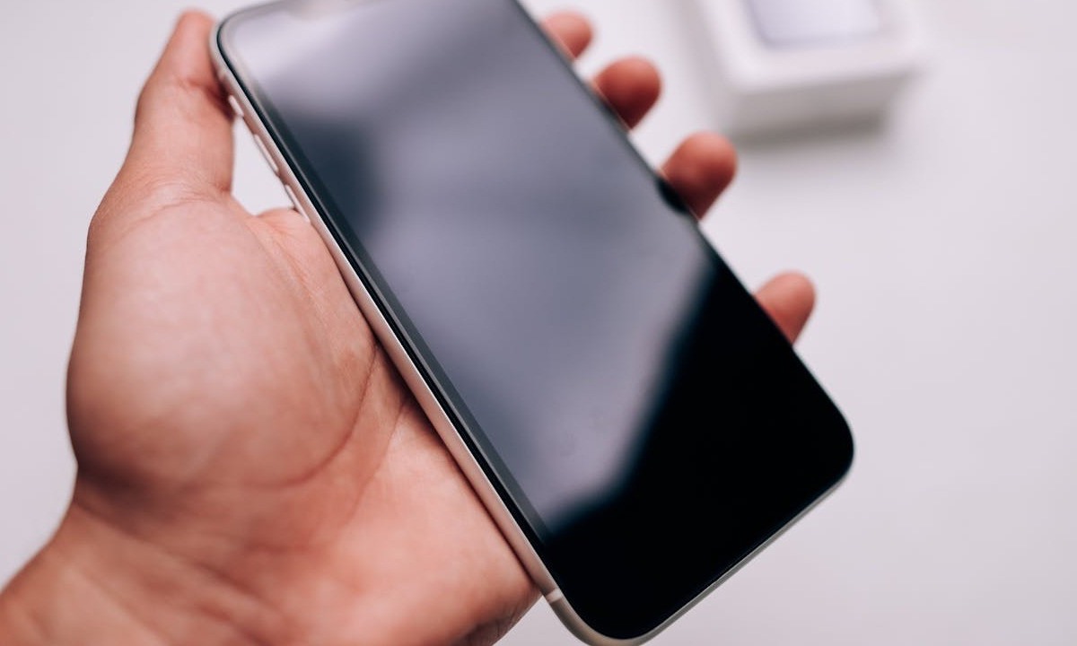 Entenda as melhores formas de dar um novo uso ao seu iPhone antigo ao fazer um upgrade para um modelo mais recente. - (crédito: Luis Quintero/ Pexels)