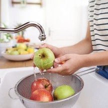 Pesquisa revela erros cometidos por brasileiros na hora de higienizar e manusear alimentos - Freepik/gpointstudio