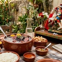 Do terreiro à mesa: a importância da feijoada para Ogum   - Imagem gerada por IA