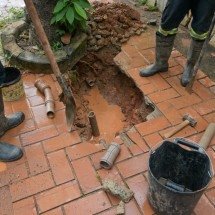 Morador denuncia água jorrando a 2 metros de altura após cano romper em BH - Leandro Couri/EM/DA Press