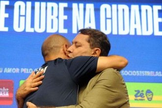 O técnico Leonardo Jardim abraça Pedro Lourenço, dono da SAF do Cruzeiro, após conceder entrevista coletiva de despedida na Toca da Raposa II -  (crédito: Alexandre Guzanshe/EM/D.A. Press – 15/12/2025)