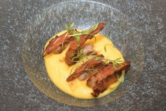 Em forma de cozinha-show, o servi&ccedil;o &agrave; la carte tem pratos como camar&atilde;o com pur&ecirc; de batata-baroa -  (crédito: Leandro Couri/EM/D.A Press)