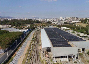Painéis solares instalados na cobertura de um dos blocos do Pátio de Manutenção São Gabriel -  (crédito: Divulgação/MetrôBH)