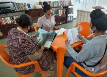 Recuperandas em biblioteca de unidade da Apac -  (crédito: Acervo Fraternidade Brasileira de Assistência aos Condenados (FBAC))