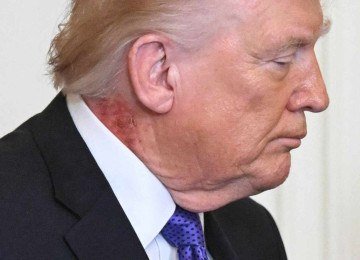 Trump compareceu a evento com mancha vermelha no pescoço -  (crédito: SAUL LOEB / AFP)