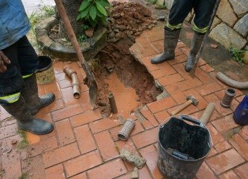 Segundo o morador é a segunda vez em uma semana que o mesmo local ocorre rompimento do cano -  (crédito: Leandro Couri/EM/DA Press)