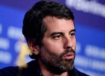 O paulista Adolpho Veloso diz que s&oacute; n&atilde;o abra&ccedil;a criancinhas, como fazem os pol&iacute;ticos, na campanha em busca de votos para o Oscar de Melhor Fotografia -  (crédito: John Macdougall/AFP)