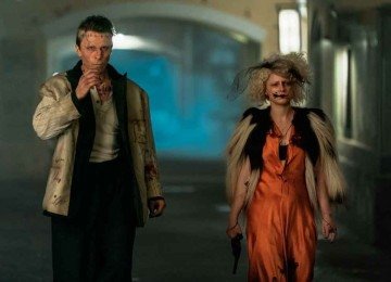 Frankenstein (Christian Bale) traz Ida (Jessey Buckley) de volta à vida na adaptação extravagante da obra da autora inglesa Mary Shelley -  (crédito: Warner/Divulgação)