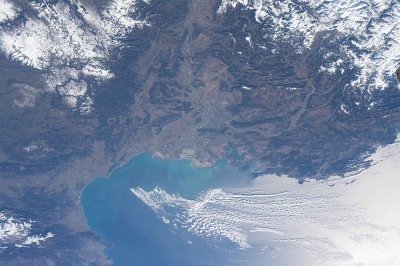 <p>No mundo, existem golfos, que são grandes reentrâncias ou baías profundas no litoral, cercadas por terra em três lados e conectadas ao oceano ou mar aberto. Eles têm grande importância para a geografia, a economia e a ecologia.</p>
 -  (crédito: Earth Science and Remote Sensing Unit, NASA domínio público )