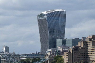 <p>Localizado no centro financeiro de <span class='hover:entity-accent entity-underline inline cursor-pointer align-baseline'><span class='whitespace-normal'>Londres</span></span>, um edifício icônico conhecido como “Walkie Talkie” ganhou os noticiários quando foi inaugurado por conta de um motivo inusitado.</p>
 -  (crédito: Flickr - sebastiandoe5)