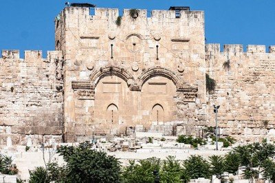 <p>Arqueólogos acharam em Jerusalém um fragmento de cerâmica com uma inscrição em cuneiforme, datada de cerca de 2.700 anos. O artefato, encontrado próximo ao Monte do Templo, parece ser um aviso de cobrança de impostos enviado pelo Império Assírio ao rei de Judá, então estado vassalo.</p>
 -  (crédito: David Castor domínio público)