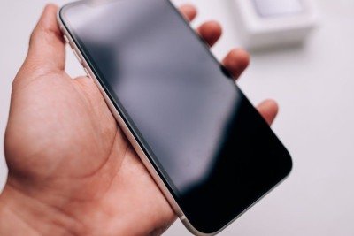 Entenda as melhores formas de dar um novo uso ao seu iPhone antigo ao fazer um upgrade para um modelo mais recente. -  (crédito: Luis Quintero/ Pexels)