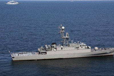 O simbolismo e a tradi&ccedil;&atilde;o no batismo de navios militares, como a embarca&ccedil;&atilde;o em destaque, s&atilde;o pilares da cultura naval. -  (crédito: AFP PHOTO / IRANIAN DEFENCE MINISTRY)