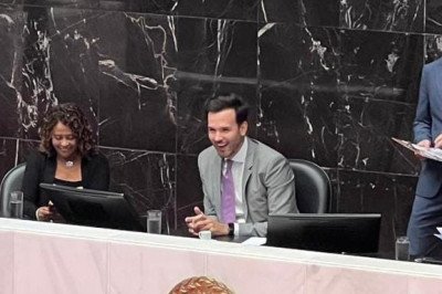 Tadeu Leite (MDB) durante votação na Assembleia Legislativa sobre sua nomeação ao cargo de conselheiro do TCE-MG, ao lado da deputada Leninha (PT) -  (crédito: Edésio Ferreira/EM/D.A. Press)