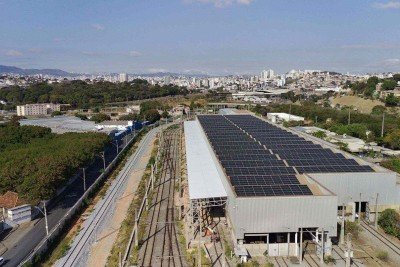 Painéis solares instalados na cobertura de um dos blocos do Pátio de Manutenção São Gabriel -  (crédito: Divulgação/MetrôBH)