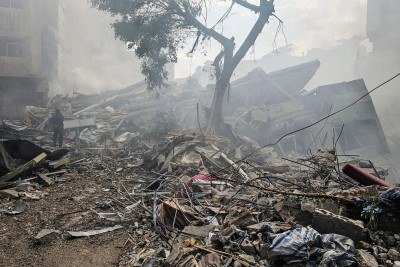 Israel lançou novos ataques contra o Irã e o Líbano, onde a mídia estatal noticiou que um prédio residencial foi atingido
       -  (crédito: Photo by AFP)