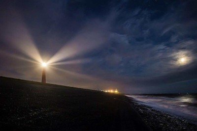 <p>Os faróis são estruturas fundamentais para a proteção de navegantes. Servem de guia para a aproximação da costa. E também embelezam paisagens no horizonte.</p>
 -  (crédito: evgenit pixabay)