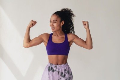 O treino de força, além de melhorar a composição corporal, contribui para saúde óssea, metabolismo e autoestima -  (crédito: marymarkevich/FreePik)