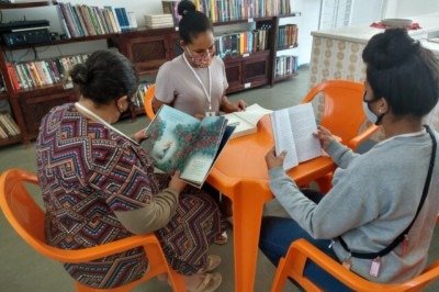Recuperandas em biblioteca de unidade da Apac -  (crédito: Acervo Fraternidade Brasileira de Assistência aos Condenados (FBAC))