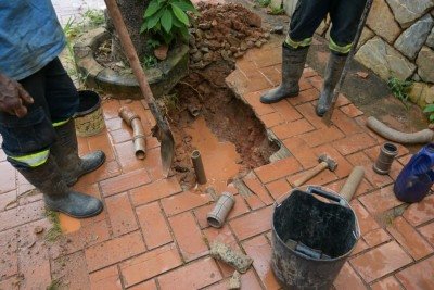 Segundo o morador é a segunda vez em uma semana que o mesmo local ocorre rompimento do cano -  (crédito: Leandro Couri/EM/DA Press)